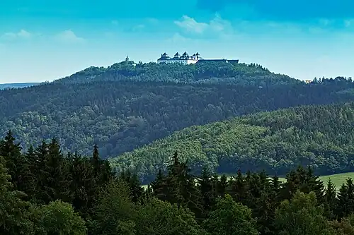 Вид на замок издали