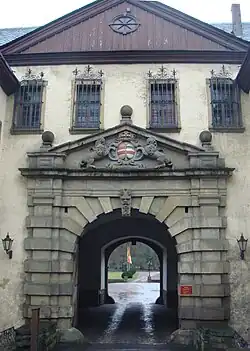 Ворота усадьбы ведущие к замку