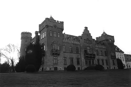 Вид замка со стороны парка