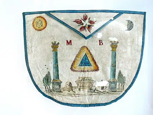 Колонны Б и Я на масонском фартуке