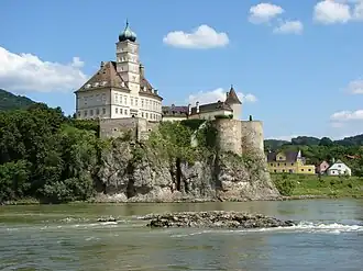 Вид на замок Шёнбюэль с левого берега Дуная.