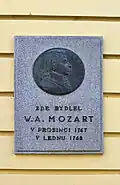 Памятная доска в честь Вольфганга Амадея Моцарта на дворце Шраттенбаха в Брно