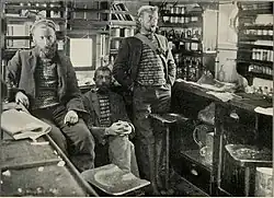 Пири (справа) с коллегами-натуралистами на борту «Шотландии»[англ.] во время Шотландской национальной антарктической экспедиции