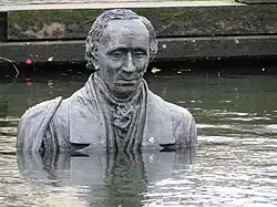 Памятник в Оденсе, наполовину погружённый в воду