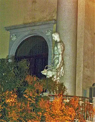 Скульптура на фасаде «Дома союза горняков» на площади