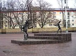 Главные персонажи мультсериала «Ну, погоди!» у дома № 17 корп. 1 по ул. Гурьева