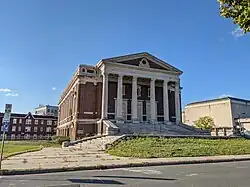 Вторая церковь в Хартфорде в Коннектикуте. Недалеко располагается Капитолий штата.