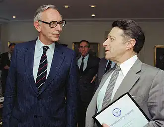 Макс ван дер Стул (слева) и министр обороны США Каспар Уайнбергер (1983)