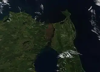 Бухта Невельского&nbsp;— в центре снимка