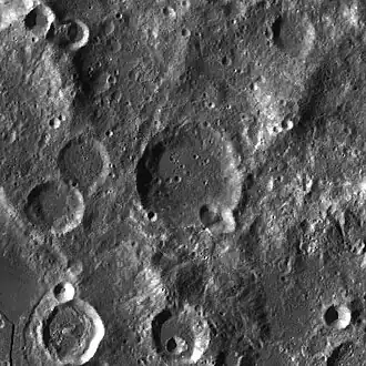 Снимок зонда Lunar Reconnaissance Orbiter. Кратер Зейдель в центре снимка.