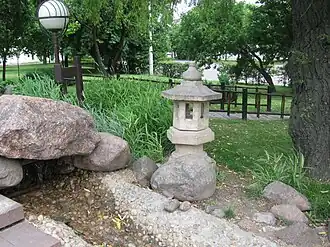 Декоративный ручей и элемент сквера