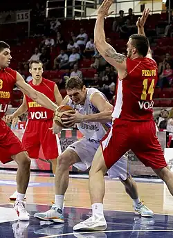 Сергей Лищук (в белой форме) во время игры между сборными Украины и Черногории