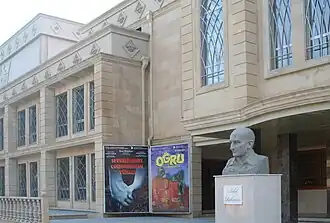 Здание театра в 2015 году. На переднем плане — бюст Сабита Рахмана