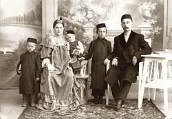 Шакир Загидуллин с женой и сыновьями. Слева с книгой — Зариф, будущий профессор-терапевт