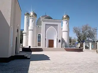 Мечеть, вид спереди. Слева виден вход в столовую мечети.