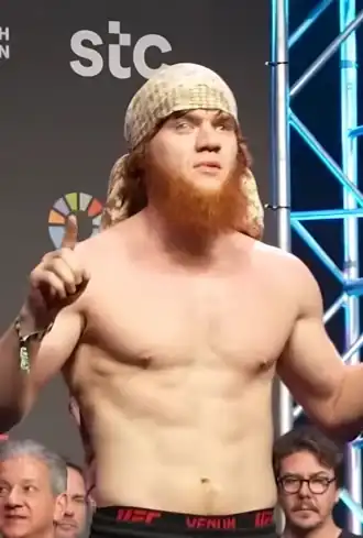 Во время церемониального взвешивания перед боем с Троколли в июне 2024 года