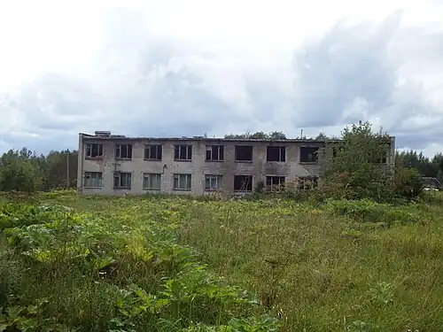 Шавково, заброшенный дом, в котором продолжают жить (крайние слева окна первого этажа)