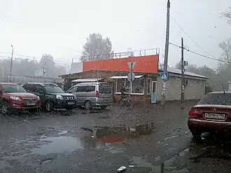 Магазин и автостоянка у станции