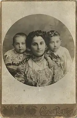 Шефика Гаспринская с сыном Ниязи и дочкой Зехра