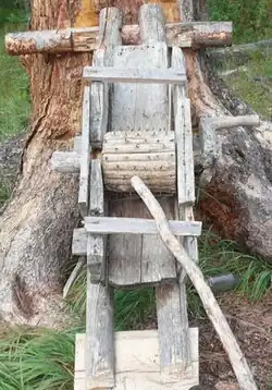 Шишкодробилка с ручным приводом, установлена на подставке