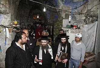 Раввины перед молитвой в синагоге в 2012 году