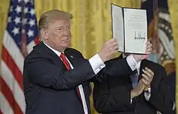 Трамп демонстрирует подписанную Директиву о космической политике