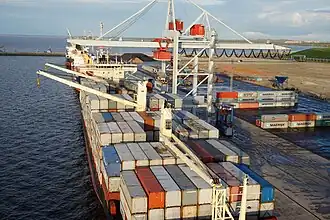 Погрузка контейнеров на судно