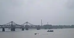 Мост через реку Ялу Река Ялу с бассейном