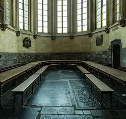 Хор с карнизами и надгробиями