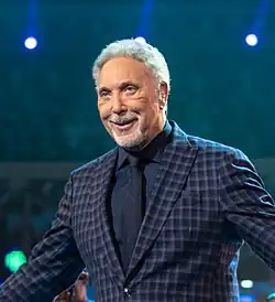 Том Джонс (2012−2015, 2017−)