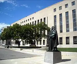 Памятник сэру Уильяму Блэкстоуну.