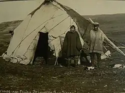 Сибирские эскимосы возле дома из шкур. Залив Святого Лаврентия