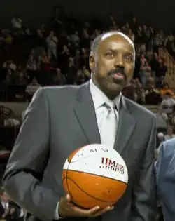 Скиннер на церемонии закрепления своего номера в «ЮМасс Минитмен» в 2004 году