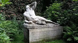 Скульптура «Умирающий воин» («Отчаяние») Рихарда Энгельманна[нем.] в&nbsp;городском парке[нем.] в&nbsp;Гёрлице. Подарок князя Плесского городу в&nbsp;1919 году, в&nbsp;память о&nbsp;личном секретаре своего отца Адольфе Бертельманне.