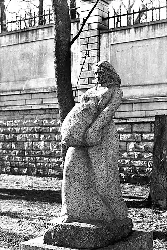 Линда несёт камень на могилу Калева