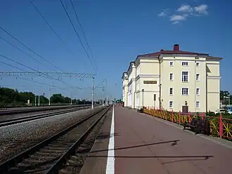 Вид на пассажирскую платформу и здание вокзала ст. Скуратово