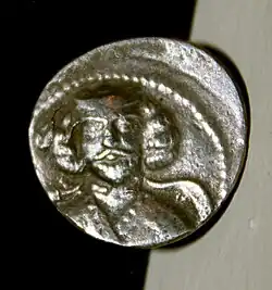 Серебряная драхма Дария I, правителя Атропатены. Он был обнаружен на территории Хараба-Гиляна и выставлен в Музее истории Азербайджана.