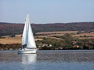 Водохранилище Сльнява, на заднем плане&nbsp;— горы Поважски-Иновец. 27 сентября 2003 года.