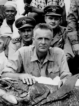 Дж. Л. Б. Смит со вторым известным науке экземпляром латимерии пойманным в 1952 году, в окружении экипажа и летчиков, доставивших Смита на Коморские острова по приказу премьер-министра Д. Ф. Малана