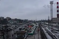 Вид на станцию в сторону Москвы. На заднем плане — Пятницкий путепровод и ТЭЦ-1