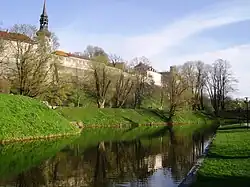 Пруд в 2011 году, слева — Домский собор, справа — башня «Длинный Герман»