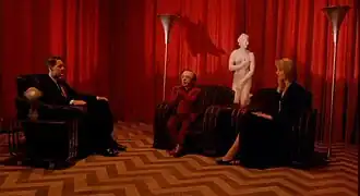 Взгляд агента Дейла Купера на Лору Палмер и на Человека из другого места[англ.] в Чёрном Вигваме; в эпизоде была использована обратная речь и показана таинственная тень, движущаяся вдоль стены.