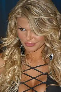 Кливидж до груди на шнуровкераспространён в католических странах с раннего средневековья(София Росси[англ.])