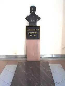 Бюст и могила Анри Лакордера