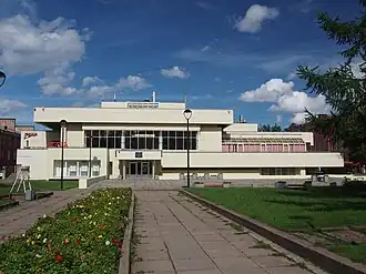 Дворец Молодежи и сквер на площади Рошаля