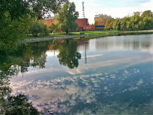 Советский пруд. На заднем плане&nbsp;— кинотеатр «Владивосток»