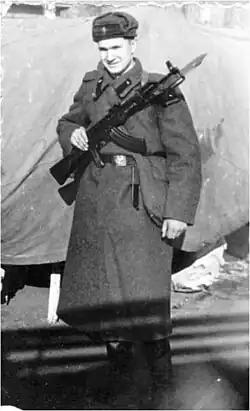 Солдат Советской армии. Штык-нож примкнут к автомату, ножны на поясном ремне