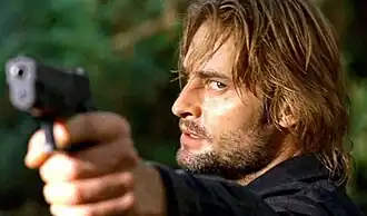 Джош Холлоуэй в роли Сойера