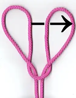 2. Скрутить образованные петли внутрь, и вдеть одну петлю в другую, образовав три петли (правую, левую, нижнюю).