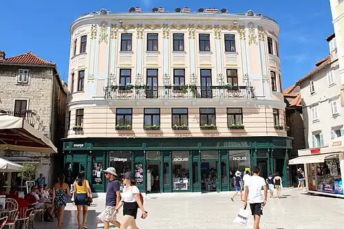 Народная площадь. Дом Вико Накича в стиле ар-нуво (арх. Шпиро Накич, 1906)